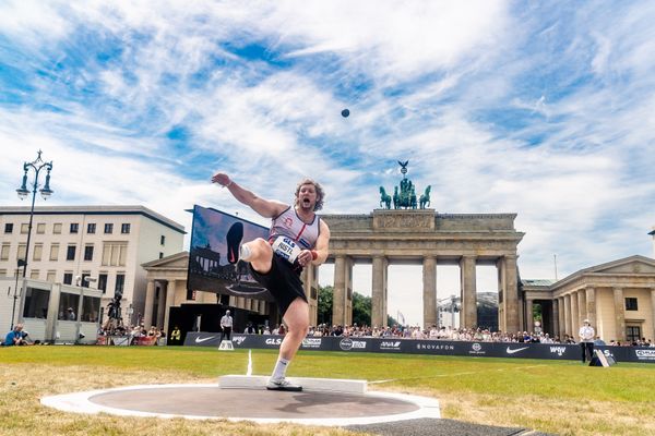Silas Ristl (LAC Essingen) beim Kugelstossen waehrend der deutschen Leichtathletik-Meisterschaften auf dem Pariser Platz am 24.06.2022 in Berlin